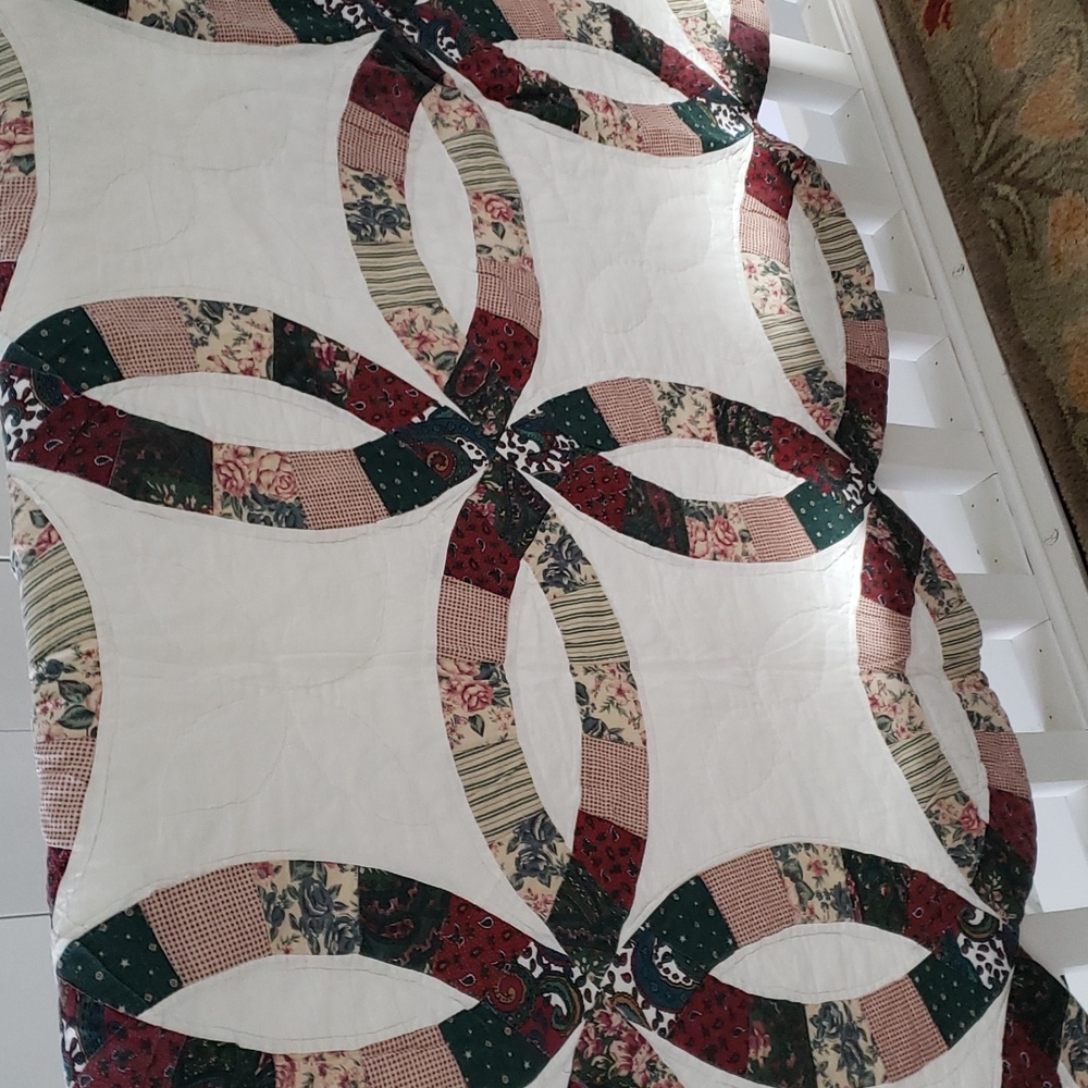 Twin scalloped edge patchwork quilt in ivory burgandy, green & tan. Approx 82x67 - Picture 3 of 7